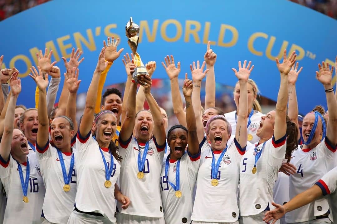 ハリウッド・リポーターさんのインスタグラム写真 - (ハリウッド・リポーターInstagram)「They are the champions in more than one way. The #USWNT’s #WorldCup victory drew more viewers than the 2018 men’s final in the U.S. Head to the link in bio for more details. Photo: @gettyentertainment」7月9日 0時21分 - hollywoodreporter