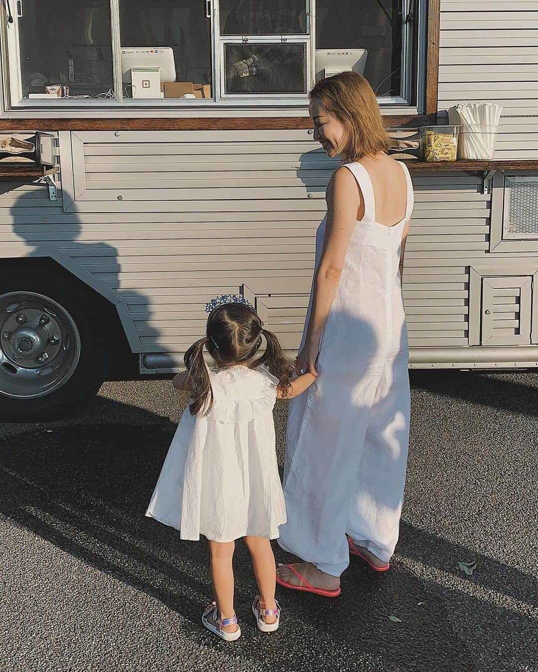 翁安芸さんのインスタグラム写真 - (翁安芸Instagram)「My daughter’s first shakeshak experience!! She was so happy ordering for mommy but didn’t eat anything.. Maybe in few years😉❤️ 娘のはじめてのシェイクシャック。喜んでオーダーしましたが、まだ食べませんでした。もう少し大きくなったらね🌈 #hamptons #shakeshack #momanddaughter #ハンプトン #シェイクシャック #akiweng #翁安芸」7月9日 0時14分 - akinyc