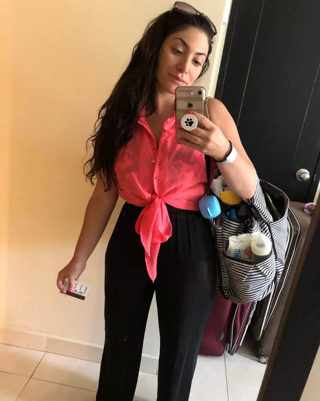 ディーナ・ニコール・コルテーゼのインスタグラム：「Vacation MOM mode 🌴」