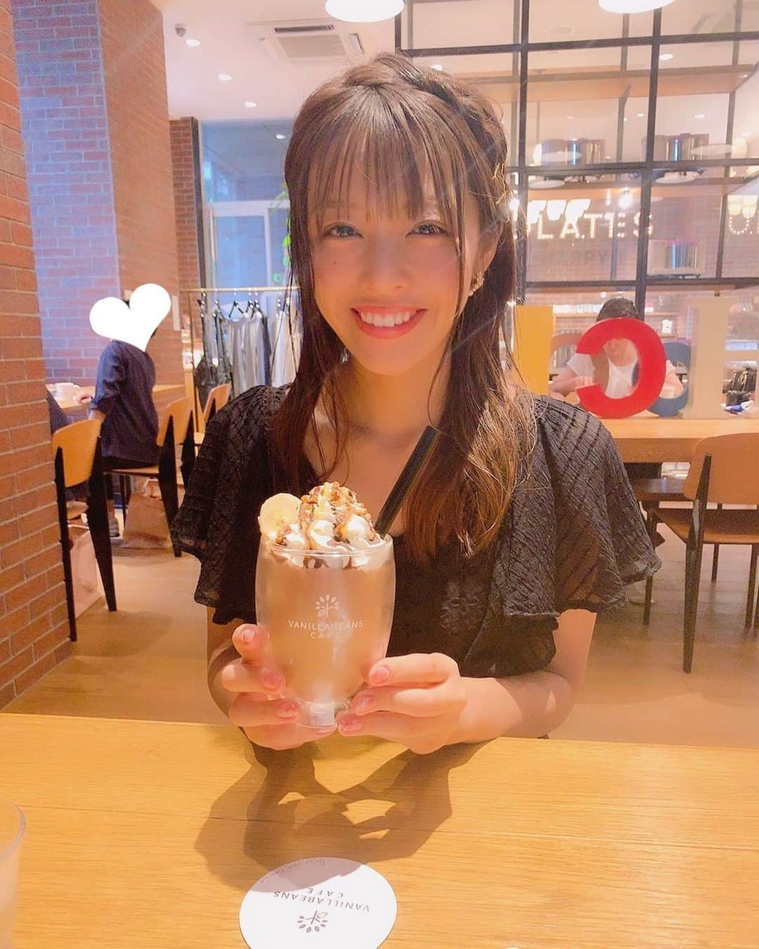 石倉侑芽さんのインスタグラム写真 - (石倉侑芽Instagram)「🍫💕 . 昨日は横浜へお出かけ😋 前から気になってたチョコレート屋さんへ🍫 ショコラッペっていうチョコレートフローズン💓 めっちゃ濃厚でチョコ好きにはたまらん美味しさ😋 . 抹茶のショコラッテはさらっと飲みやすくて いくらでも飲めそうな勢いでした🤫💓笑 . ダイエットには天敵ですが チョコレートって心が癒されるよね☺️ しあわせなひと時でした🥰 . #ゆめちんぶらり旅 #横浜カフェ#みなとみらい#みなとみらいカフェ#チョコレート専門店#バニラビーンズ」7月9日 0時18分 - yume8115