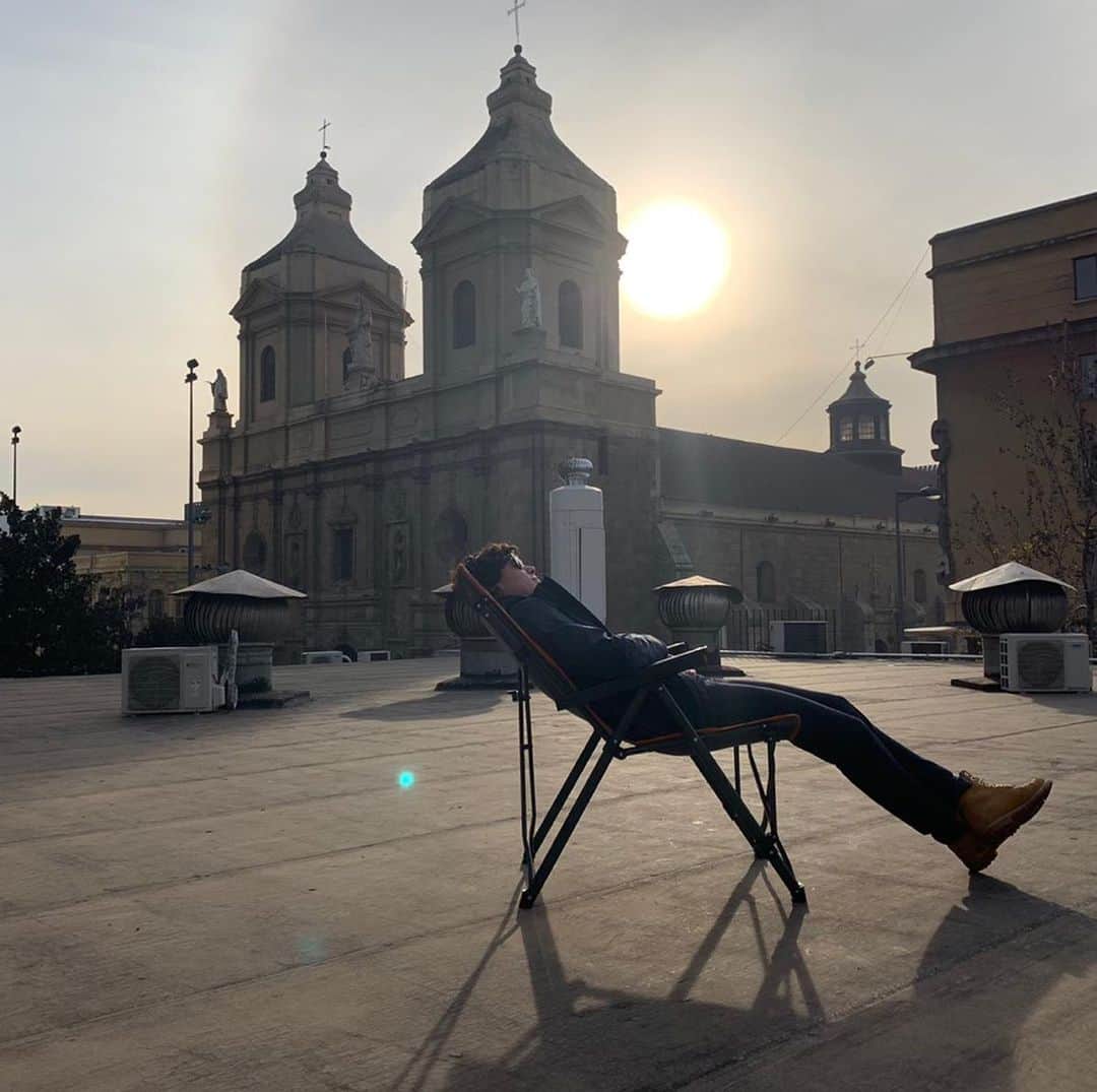 カーラ・ソウザのインスタグラム：「Natalia Beristáin, @natsb is an incredible director who I’ve had the pleasure to work with on ‘El Presidente’ (Amazon/Fábula/Gaumont/Kapow). Natalia was born into a family of artists and has always had it in her veins to use storytelling to support and defend causes that are important to her such as women’s rights alongside  @timesupnow or on campaigns like #YaEsHora. She also brought the story of Rosario Castellanos - Mexican writer and early supporter of Mexican women’s rights - to the screen. Thank you Natalia for being such a bad ass collaborator! •  Natalia Beristáin @natsb , es una directora increíble con la quien he tenido el placer de trabajar en “El Presidente” (Amazon/Fábula/Gaumont/Kapow). Natalia nació entre en una familia de artistas y siempre ha tenido en sus venas contar historias para apoyar y defender causas que le son importantes tal como los derechos de la mujer, juntamente con @timesupnow o en campañas como #YaEsHora. También trajo la historia de Rosario Castellanos - escritora mexicana y defensora temprana de los derechos de mujeres mexicanas - a la pantalla. Gracias Natalia por ser una colaboradora tan chingona.」