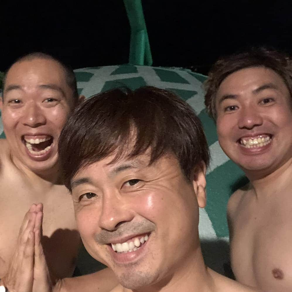 松本康太さんのインスタグラム写真 - (松本康太Instagram)「『浦安万華郷～大江戸温泉物語～』へ次長課長河本さんに連れて行ってもらいました＼(^o^)／！大西ライオンちゃんと3人で夜温泉なのです♪ここは水着で入れる露天風呂がたくさんあるのです♪昔から良く行く場所なのです。今日は僕とライオンちゃんが『少林寺から脱け出してきた二人』と言う設定で遊びました♪  #千葉 #浦安 #浦安万華郷 #温泉 #お風呂 #大江戸温泉物語 系列#水着 #露天風呂 #少林寺 #レギュラー松本 #あるある探検隊 #大西ライオン ちゃん#撮影 #次長課長河本 さん #メロン」7月9日 0時26分 - aruarutankentai.matsumoto