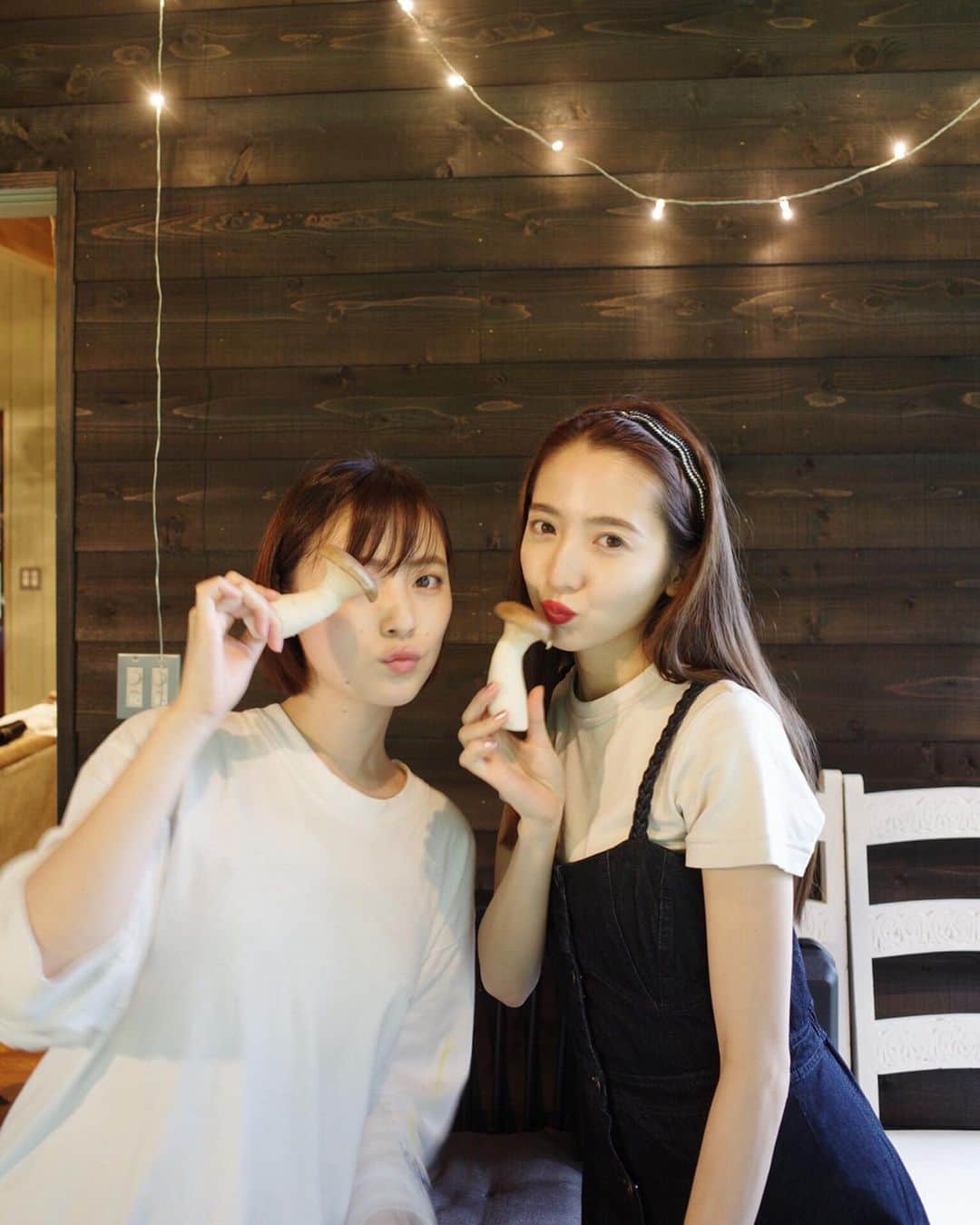 平木愛美のインスタグラム：「さりいちゃんとエリンギと。♡ 食材準備中なしょっと。（それとちょっと、つまみぐい中）  三枚目の私のくしゃくしゃさやばい⚪️ でも、しあわせそう。（つまみぐいして喜んでる）  最近質問いただいてたカチューシャとか私服とかはタグづけしておきますね✌︎ . 事務所の皆さんと、一泊二日の旅。 宿泊は、皆んなそれぞれの素敵なロッジ＆テントが。  みんなでおっきなスーパーで買い出しからして、お料理＆ばーべきゅー。 心地よいテラスで音楽流れて素敵な皆んなに囲まれて、最高な時間でした。 . 熱い思いの社長さん率いる、愛ある事務所。  大阪の高校生の頃にたまたまのご縁で出会い、そこから９年目！ 上京して本格的にお仕事スタートしてからは今年で７周年だなぁ。 年々どんどんプラスに進化していき、絆がどんどん深く、あたたかい、事務所。そんな環境に心から感謝です。 顔晴ろう！！！と、思わされる、楽しいと同時に心ぴしっと引き締まるよき空間でした！！！ vithmic！！！ . #love #vithmic #事務所 #感謝」