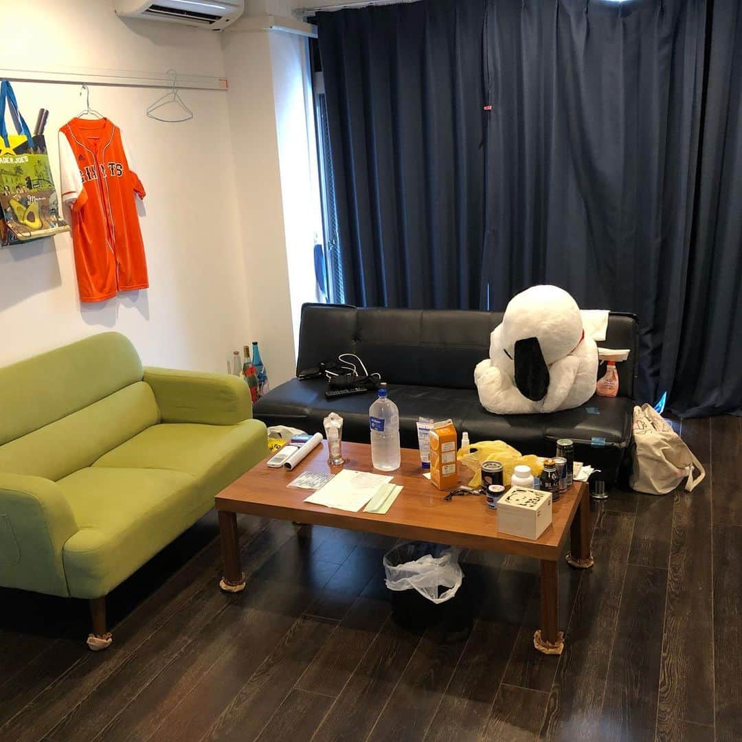 GOSAMARUのインスタグラム：「久しぶりに体調崩して昨日から今日の今まで倒れてたぁ😅 急に関節の節々が痛くなり身体がダルくなりしんどかった。 って、今も少しダルいんですが😢 掃除したせいか脚も痛いし( 笑 ) どうなってんだ😅 そして、最近買ったパンに何も入ってない件( 笑 ) クリームチーズがあるはずなのに😅 ファミマさん、しっかりしてくれー😓」