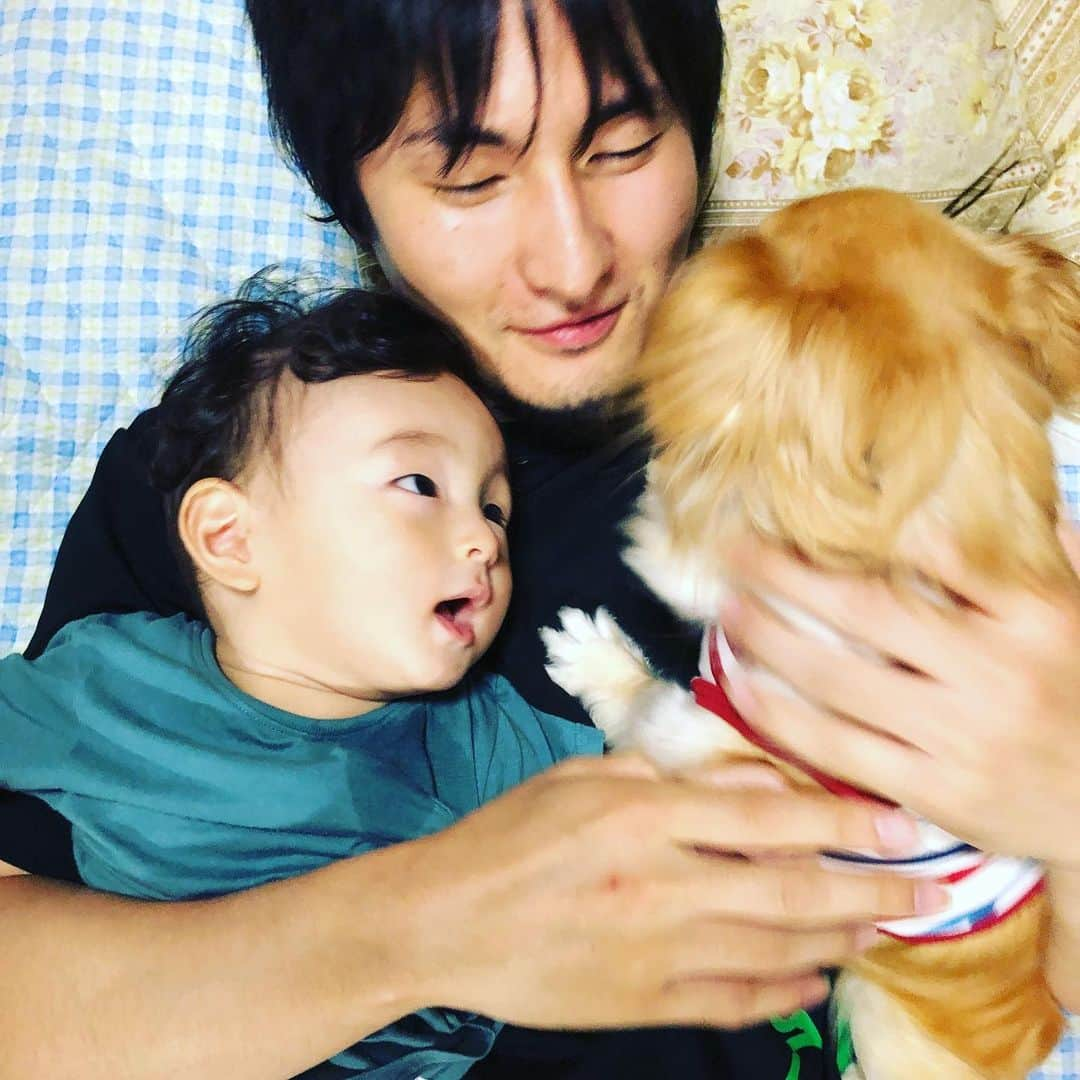 岡田優介さんのインスタグラム写真 - (岡田優介Instagram)「久々に会えて嬉しい  #実家に帰省中の🐶👶 #父はもう少しの間リハビリ頑張ります #歯が生えた #撮るのむずい #50枚くらい撮ったうちの1枚」7月9日 0時35分 - ysk_okada