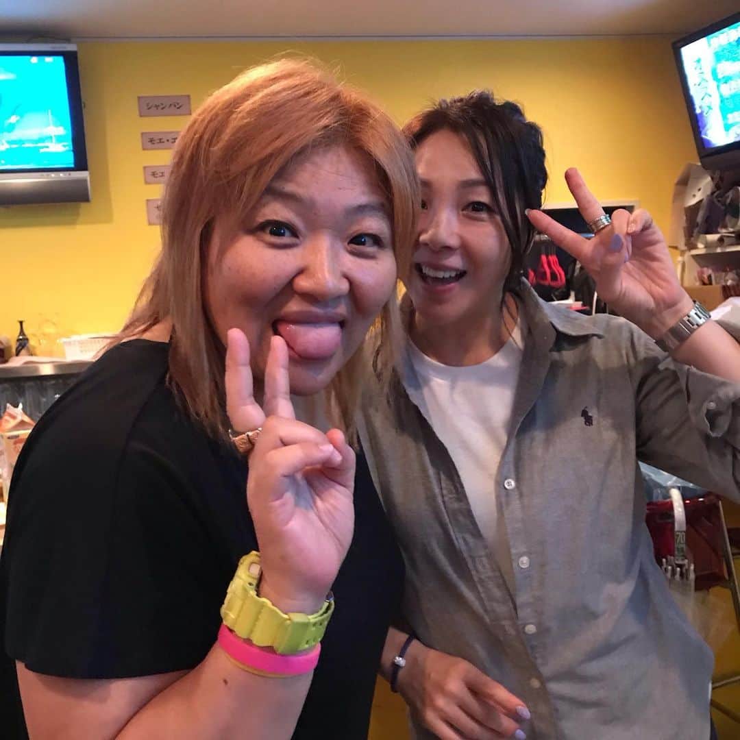 井上貴子のインスタグラム：「今日は1日 風邪で寝込んでいたのだ^ ^  先日のあかゆイベントは 甘く見過ぎていたよ^ ^  京子選手のお店は 京子温度なんだーー。 寒いんだ😵お店😨 真冬なのよ❄️ それでもこっそり 温度上げたりして 反抗するものの  酔っ払っていても 温度下げに行くんだよねー^ ^  でもとっても楽しくて またすぐに来たいよぉ！ って気持ちになったよぉ。  次回はダウン持参して行くよ^ ^  ま！ その前から風邪はひいていたので  ぶり返したってことで ゆっくり休むことができたぜよ。  ヨガの生徒たち！ おやすみにしてごめんーー。  このイベントに行く前に 田口氏のお店がリニューアルオープンしたのでお祝いに行ってきたけど。  最終的には満席になって アタシの席は無くなっちゃったよ。  人気店だわね^ ^  さて また寝よう^ ^  明日は解説の仕事だけど 超鼻声だ…  明日だけ治らないかなー（笑）  Happyで^ ^  #井上貴子  #LLPWX #女子プロレス #紅緒と柊音 #トイプードル #井上京子 #あかゆ #めしくい亭」