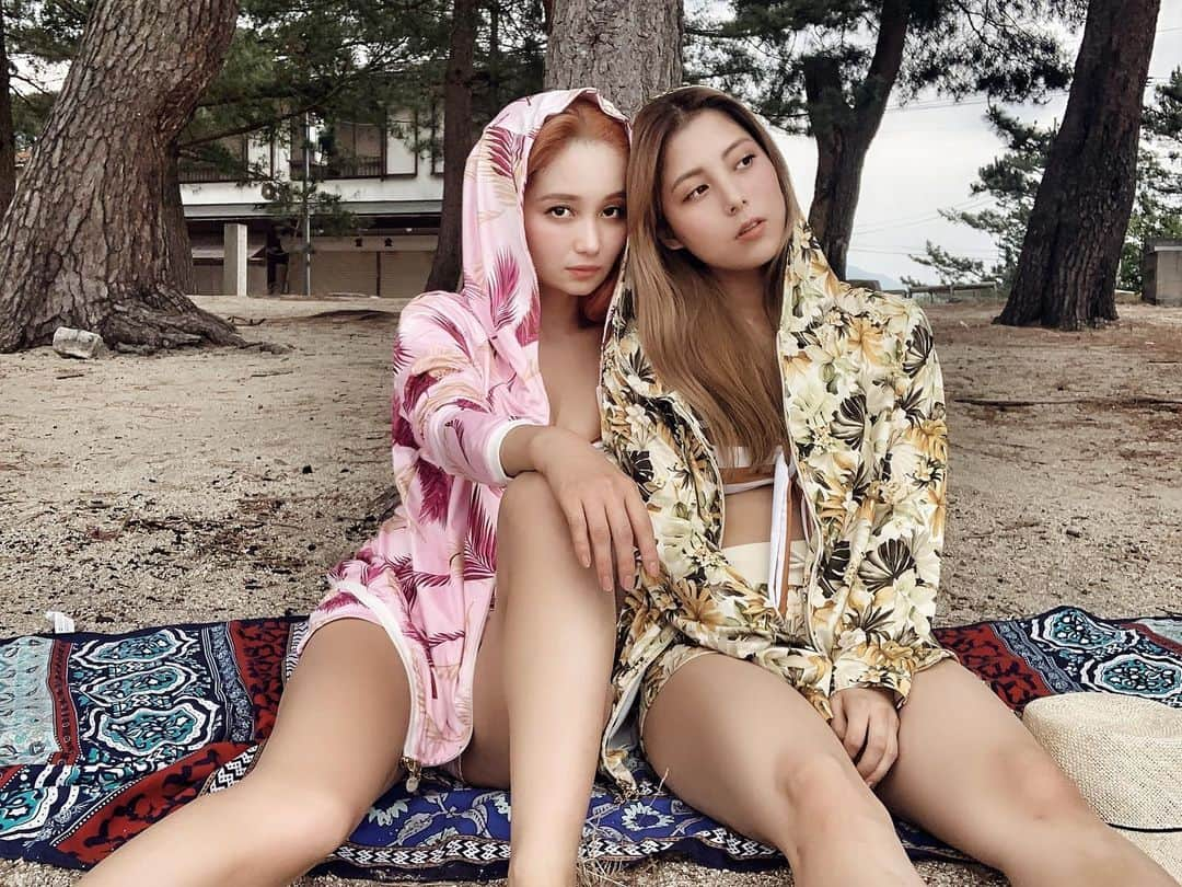 チアコマさんのインスタグラム写真 - (チアコマInstagram)「﻿ ﻿ また海はやく行きたい♡琵琶湖やから﻿ 湖か！次はどこ行こうか悩み中🤔♡﻿ ﻿ ﻿ この時着てるセットアップは﻿ 2人とも @radychan_no_insta のもの♡﻿ 生地がサラッとしてて着心地めっちゃよい♡﻿ ﻿ ワタシは水着の上に羽織ったりジムウェアとして使ってるー♡  #rady #セットアップ #水着 #swimwear #海 #湖 #琵琶湖 #biwako #biwalake #japan #shiga」7月9日 0時48分 - chia_koma