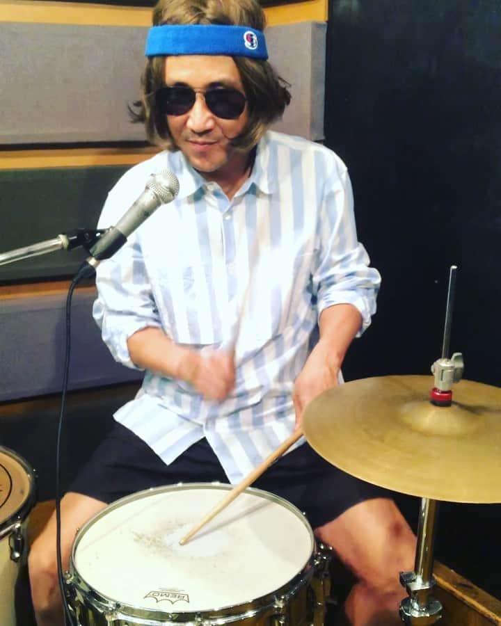 のインスタグラム：「ドラム漫談 #33 bird 僕もよくわかりません。ただ、凄くこれだっ！これがやってみたいってなって勢いで撮りました。何回も見直して自問自答しました。まだ答えは出てません。でも1時間ドラム漫談するとしたら1つこういのあってもいいかなと。なんですか？こんなんばっかりやないか？ってですか？ なんですか？？ #ドラム #下北沢 #世田谷区 #武道館ライブ #お笑い #おたこぷー #あいみょん #フライングロータス #rundmc #なんですか#エアロスミス」