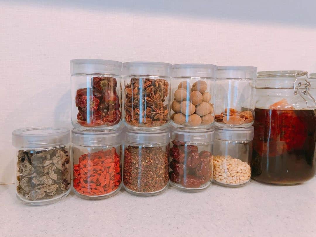のインスタグラム：「先日購入した薬膳で火鍋を作ってみました♡😋 薬膳酒もとってもおいしくできました♡ ＊ #火鍋#薬膳#薬膳酒#健康」