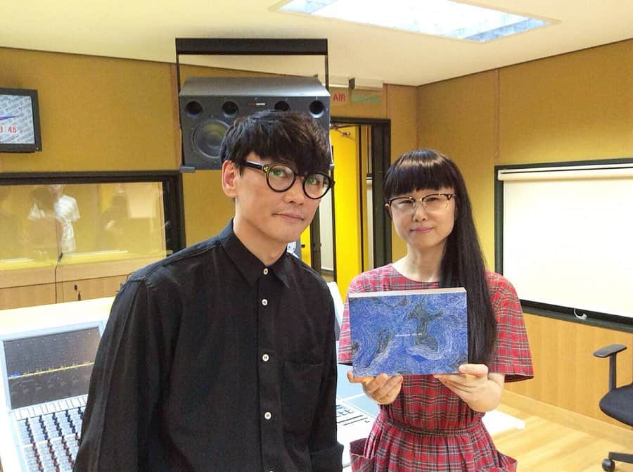 土井コマキのインスタグラム：「まぁなんというか、あれです。7/2火26時台のミッドナイトガレージ特集「サカナクション山口一郎と1時間」タイムフリーで1週間きけます。ぜひ。 #802mg #あとガレ #サカナクション #サカナクション834194」
