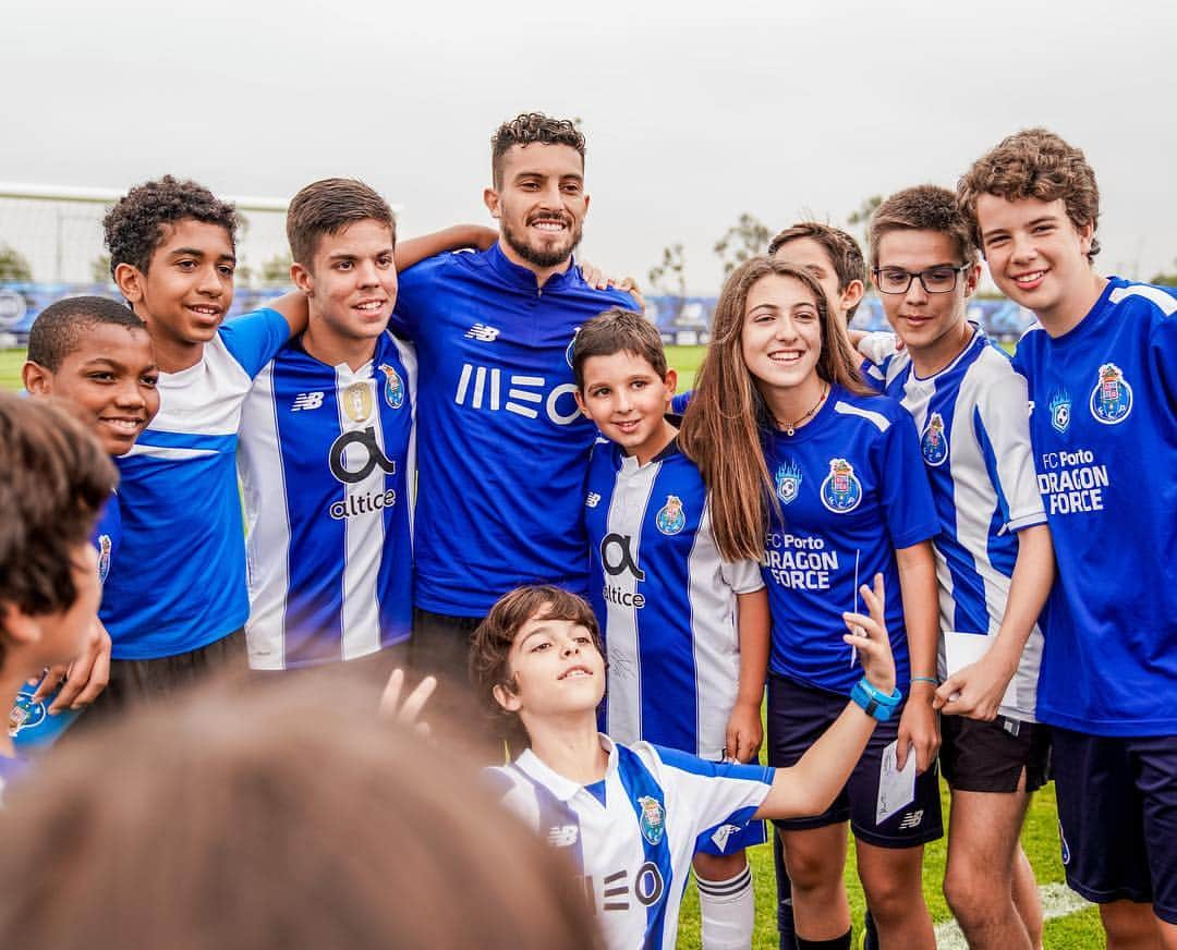 アレックス・ニコラオ・テレスさんのインスタグラム写真 - (アレックス・ニコラオ・テレスInstagram)「Hoje recebemos uma visita especial! #DragonForce #FcPorto」7月9日 0時42分 - alextelles13