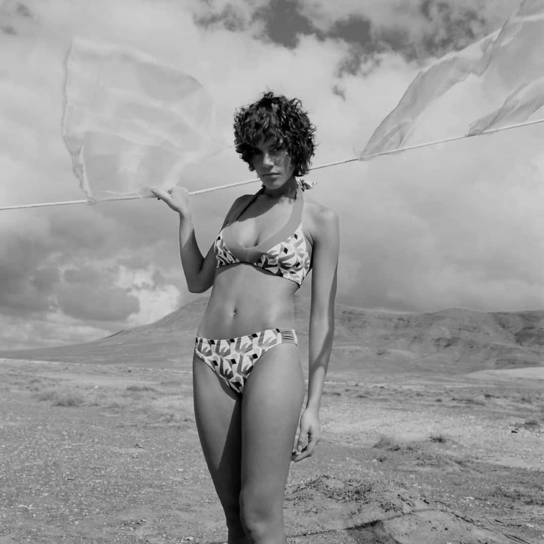 シャンテルさんのインスタグラム写真 - (シャンテルInstagram)「EARTH 2019 SWIMWEAR CAMPAIGN ———— Tactile, textural and visceral – how humans interact with earth.  Aino wears "Reflet"  swimsuit.  #Chantelle #SS19 #Swimwear」7月9日 0時45分 - chantelle_paris