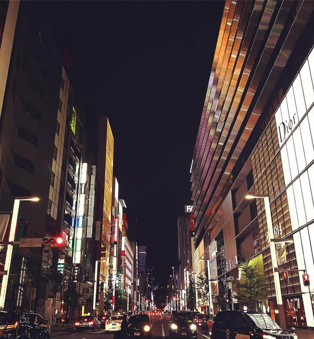 寺岡呼人のインスタグラム：「GINZA  明治から続くハイカラな街。 時代が移ろへど、その残り香は変わらない。  #ginza #銀座」