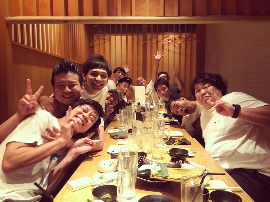 岩橋良昌さんのインスタグラム写真 - (岩橋良昌Instagram)「打ち上げ #漫才交流会 #最初はこの距離感 #しかし終わる頃にはこの雰囲気 #事務所の垣根超え #打ち上げっていいね #さや香#錦鯉#ストレッチーズ#ミキ#大自然 #プラスマイナス」7月9日 0時49分 - maeeeeen1084