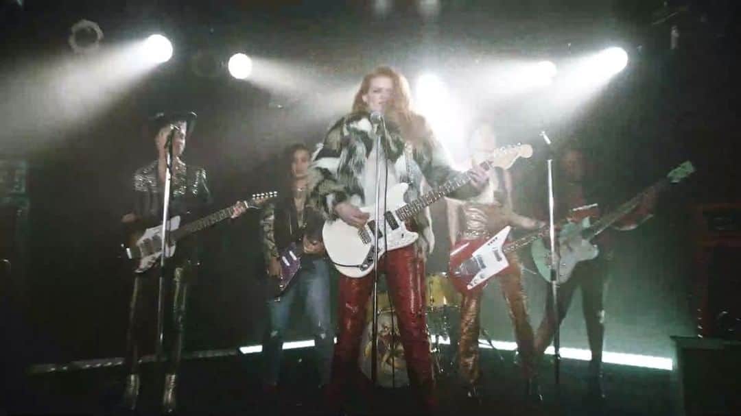 ブルーノ・マーズのインスタグラム：「Y’all wanna see 6 girls whoopin ass? Go check out the official video to BLOW. When you’re done let these rockstars know they Killed it! Thank you @icherishwaters  @drugstore.cowgurl @itsreallychy @francescasimone @laurentaneil @joythedrummer #BlowVideoOutNow link in bio」