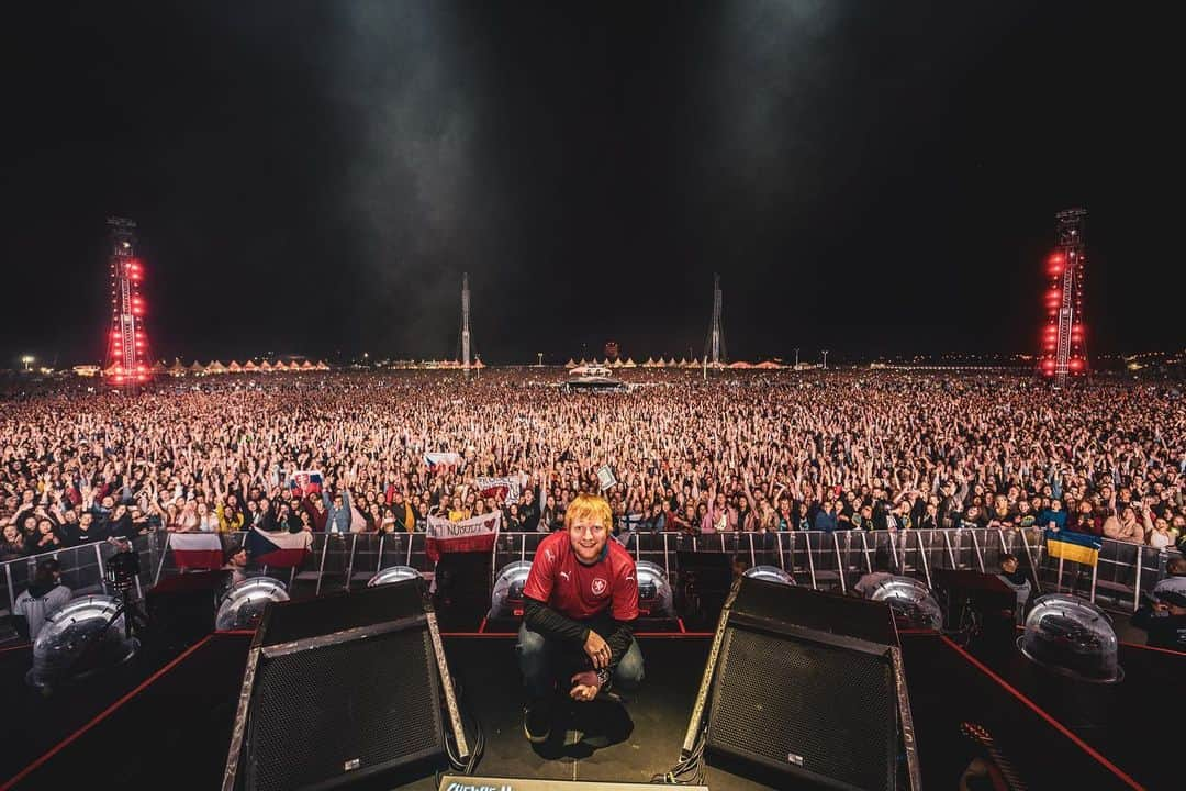 エド・シーランさんのインスタグラム写真 - (エド・シーランInstagram)「Prague night #1 📸 @zakarywalters #dividetour」7月9日 1時04分 - teddysphotos