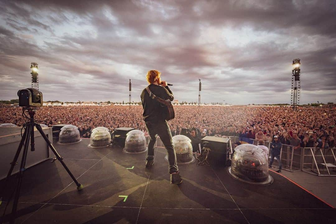 エド・シーランさんのインスタグラム写真 - (エド・シーランInstagram)「Prague night #1 📸 @zakarywalters #dividetour」7月9日 1時04分 - teddysphotos