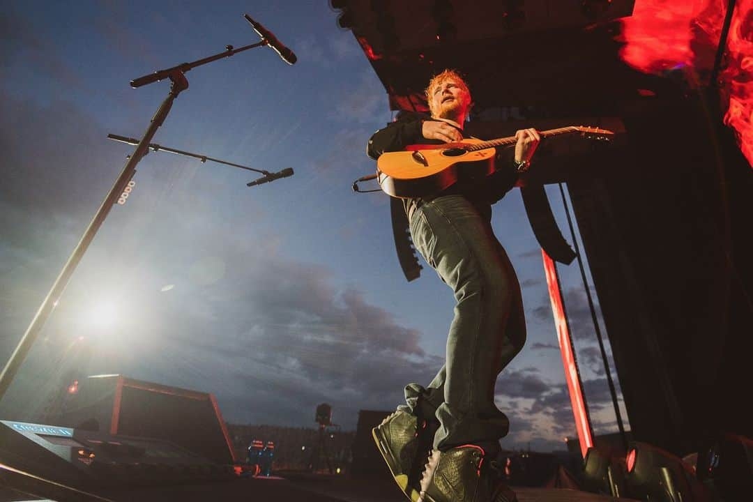 エド・シーランさんのインスタグラム写真 - (エド・シーランInstagram)「Prague night #1 📸 @zakarywalters #dividetour」7月9日 1時04分 - teddysphotos