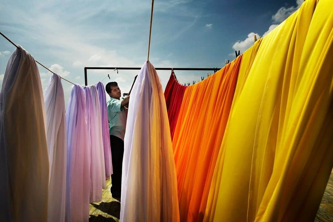 National Geographic Travelさんのインスタグラム写真 - (National Geographic TravelInstagram)「Photo by @andrea_frazzetta | Malè, capital of the Maldives. A hotel worker puts the washing on the line on the roof. Sometimes you find beauty in the most unexpected places. Malè is the little-known commercial face of the archipelago. The city is also considered to have the highest population density in the world. Over 100.000 people live in only 2 square kilometers. To see more photos from my travels, follow me, @andrea_frazzetta #Maldives」7月9日 1時01分 - natgeotravel