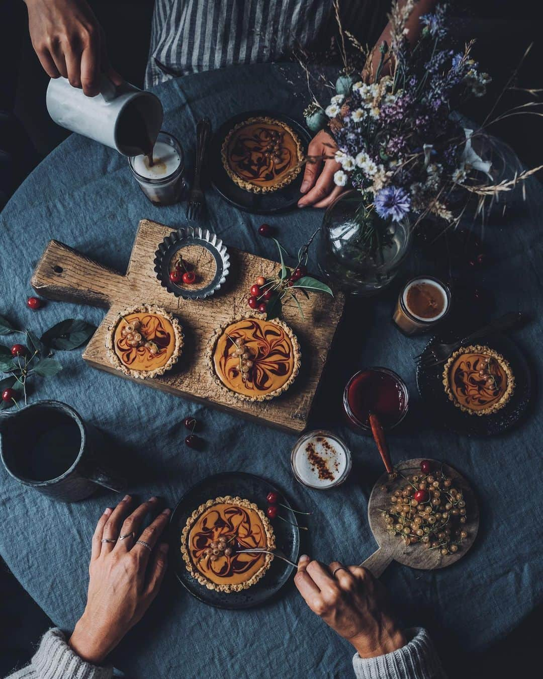 Our Food Storiesさんのインスタグラム写真 - (Our Food StoriesInstagram)「We had the most lovely day with our dear friend @lykkeligrike last weekend✨ Nora made these delicious gluten-free peanutbutter-sour cherry jam tarts, can‘t wait to share the recipe with you guys soon😋 #ourfoodstories  ____ #fellowmag #glutenfreerecipes #glutenfreeeats #glutenfri #bakinglove #peanutbuttercups #gatheringslikethese #momentsofmine #simplejoys #germanfoodblogger #foodstylist #foodphotographer #countrysidelife #countrysideliving」7月9日 1時09分 - _foodstories_