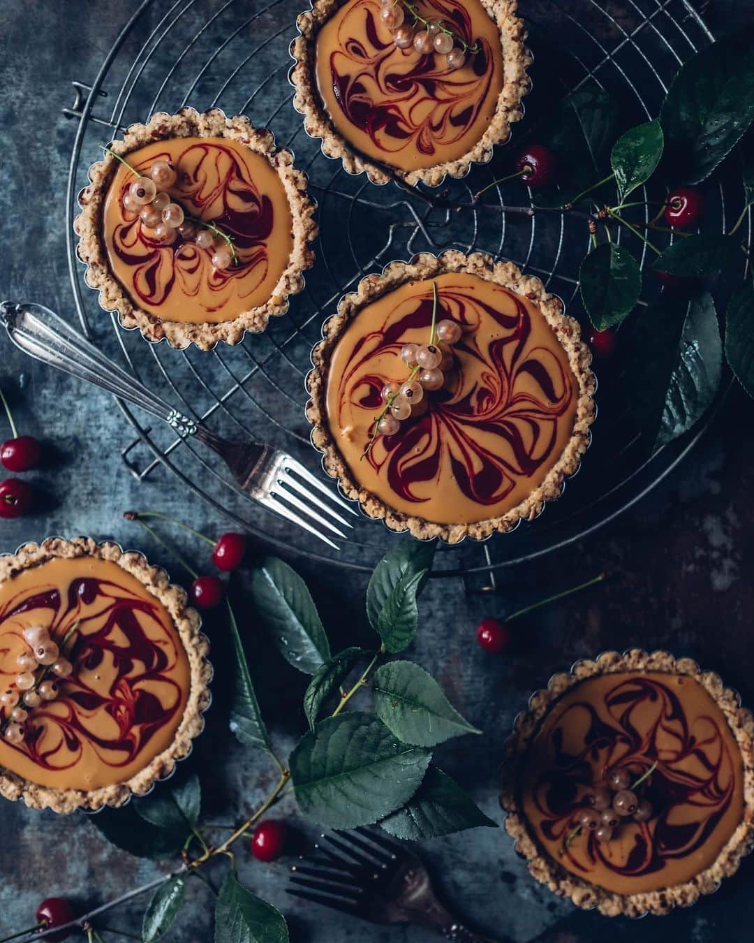 Our Food Storiesさんのインスタグラム写真 - (Our Food StoriesInstagram)「We had the most lovely day with our dear friend @lykkeligrike last weekend✨ Nora made these delicious gluten-free peanutbutter-sour cherry jam tarts, can‘t wait to share the recipe with you guys soon😋 #ourfoodstories  ____ #fellowmag #glutenfreerecipes #glutenfreeeats #glutenfri #bakinglove #peanutbuttercups #gatheringslikethese #momentsofmine #simplejoys #germanfoodblogger #foodstylist #foodphotographer #countrysidelife #countrysideliving」7月9日 1時09分 - _foodstories_