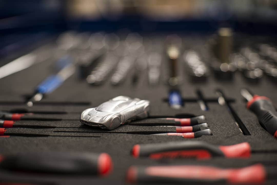パガーニ・アウトモビリのインスタグラム：「Make sure to be equipped with the right tools to build up your dreams! #pagani #snapontools #huayra #huayraroadster」
