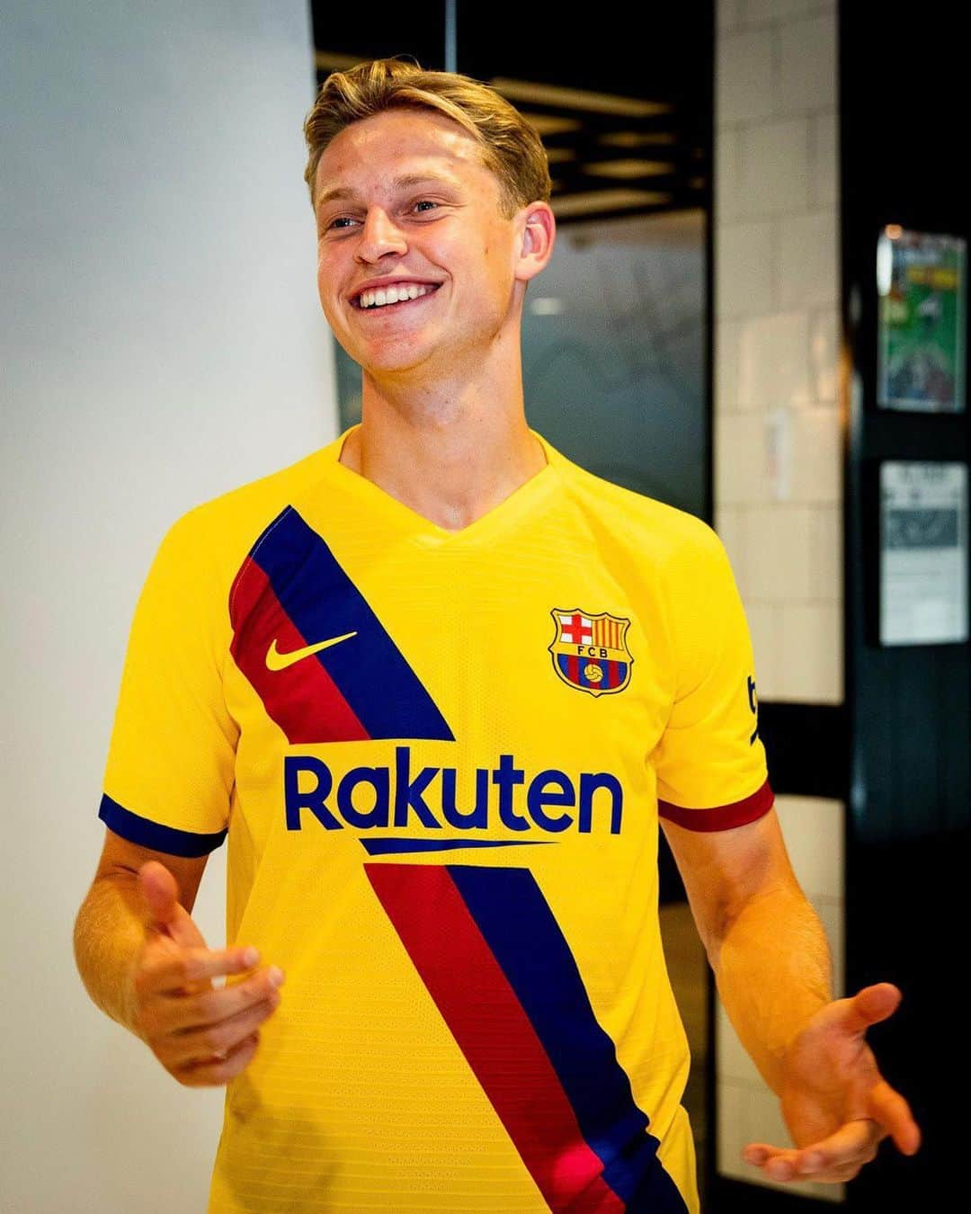 FCバルセロナさんのインスタグラム写真 - (FCバルセロナInstagram)「📷 Vintage flavour. Updated look Back in yellow! 👌 We 😍 our new away kit! ¡Nos encanta! Ens encanta! 👕 💛」7月9日 1時23分 - fcbarcelona