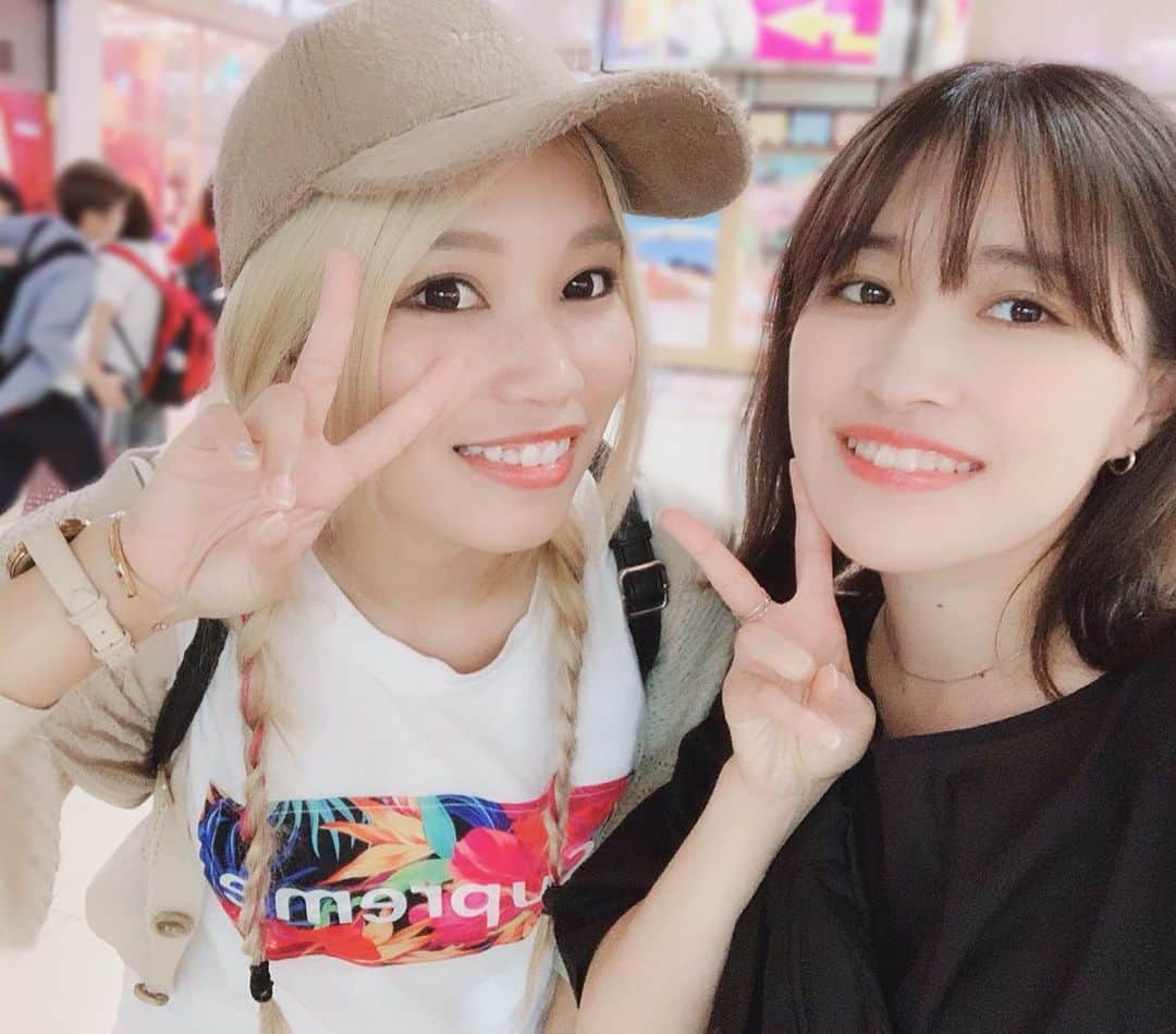 R!Nのインスタグラム：「可愛い後輩2人に会ってきたよ 慕ってくれる人がいるのは嬉しいね☺️ まあや一年ぶり！ とんちゃんはチャンプの収録ぶり！？どっかしらで会ってる気がするけども…  久しぶりの坂本姉妹でテンションが上がった姉でした🥰  最高の北海道ブロックでした！ 明日から週末からのツアー再開に向けてメンテと仕事の缶詰だ！！！ #北海道 #singx3 #真彩 #織田智明 #aoiro #坂本姉妹 #音楽チャンプ #スープカレー #nanasgreentea #パフェ #グルメ」