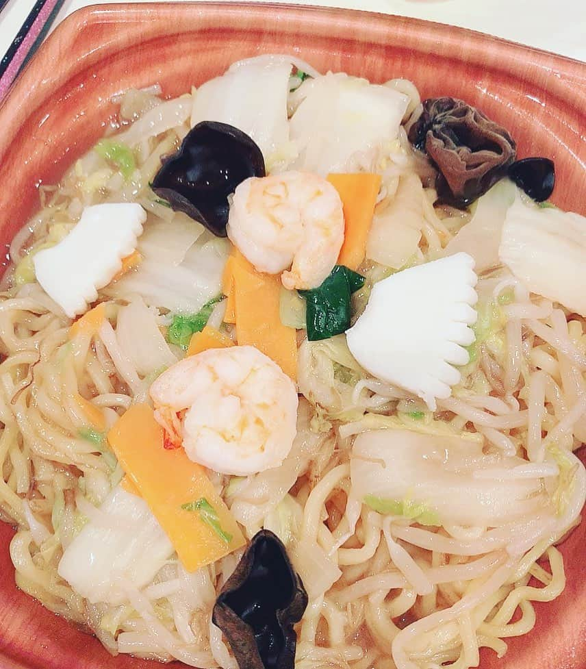 丸山桂里奈さんのインスタグラム写真 - (丸山桂里奈Instagram)「セブンのあんかけ最強だな。 いつ食べても変わらぬ味に、舌がほぼ うまみにもっていかれ、歯もなくなる うまさです👅👅👅 やばい、食べたい衝動にかられながら も今から寝ます。明日も早起き🙋‍♀️ 頑張りましょーう🐶👅 #おやすみ前の #あんかけやきそば #セブンイレブン #コンビニマニア #舌をも唸る味 #それがあんかけ #おやすみなさい #いい意味で #インスタバエ」7月9日 1時19分 - karinamaruyama