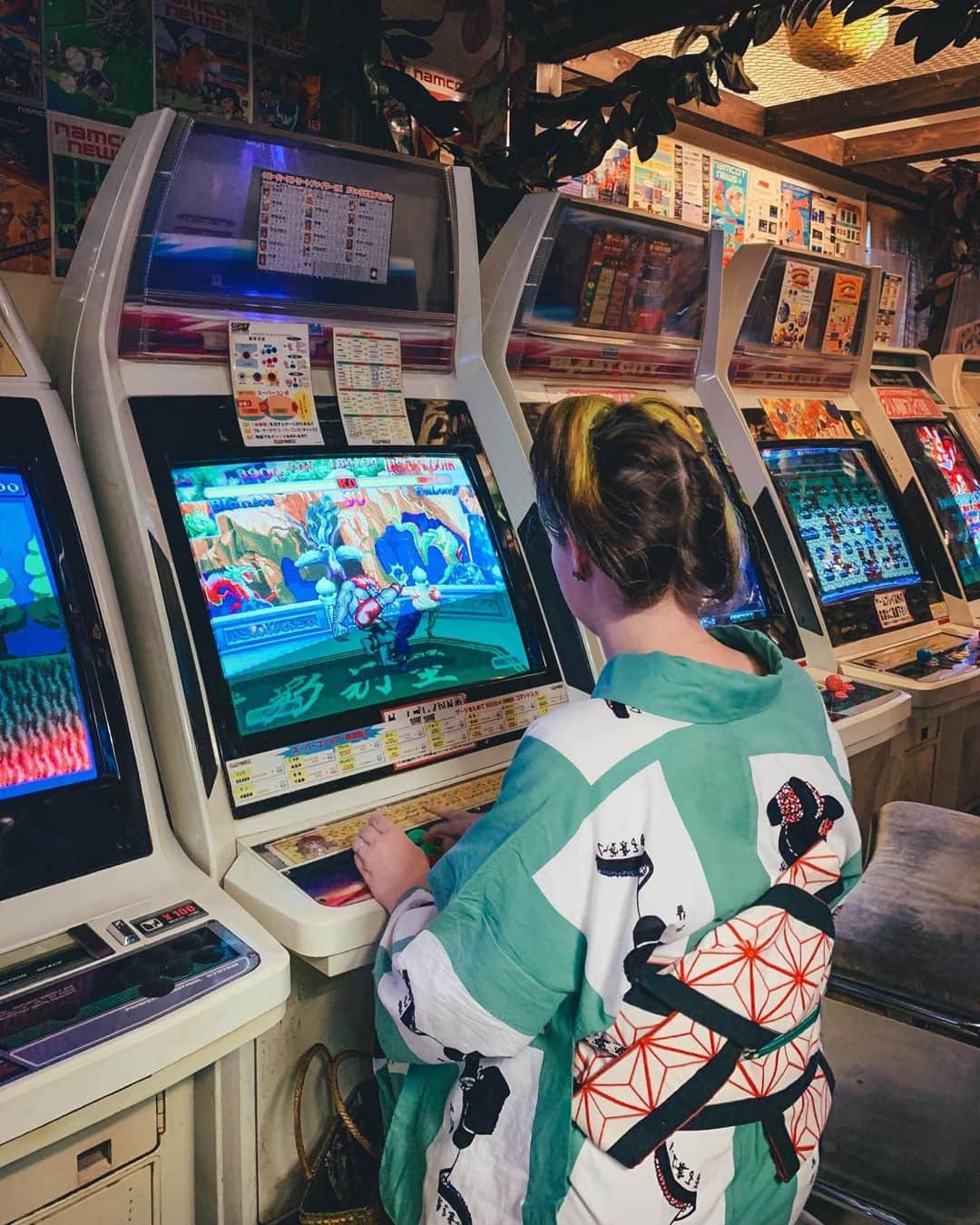 Anji SALZさんのインスタグラム写真 - (Anji SALZInstagram)「What’s your favourite Street Fighter Character? 🕹 (Swipe to see why I’m asking - also guess my favourite?)😆🙌🏻 A relaxed day in yukata (with Nihongami Design but I’m wearing victory rolls) and tabi shoes from @sousoukyoto ❤️ ストリートファイターの好きなキャラはどれ？😆🕹 (スワイプしてたら意味分かるw) そしてアンジーはいつも選ぶファイターは誰だと思う？ 楽ちんな浴衣コーデに @sousoukyoto の地下足袋。 浴衣のデザインは日本髪だけど、ヴィクトリーロールのヘアーセット🙈🤷🏻‍♀️ #mainichikimono #streetfighter」7月9日 1時20分 - salztokyo