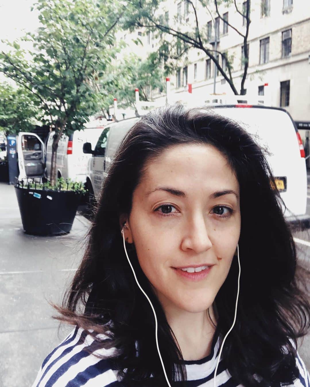 Grace Bonneyのインスタグラム：「The first time I was on this street was 20 years ago. I was 18 and moving into my freshman dorm on 10th street at NYU. Walking by today it hit me *just how much time* has passed and how much I’ve changed. This is where I first discovered the city I would fall in love with and that would provide so many challenges over the years. My hair is grayer and I weigh about 25 pounds more than I did at that age, but I can safely say I feel braver and more comfortable in my own skin. I remember being so scared (and exhilarated) walking down this street and also being so worried about what everyone else thought about me. I’m still a little scared of walking across a rat 🐀 (my biggest NYC pet peeve) but I can safely say I worry a lot less about what other people will think of what I’m wearing or how much I weigh. Sometimes you have to leave the city to make peace with it all ♥️」