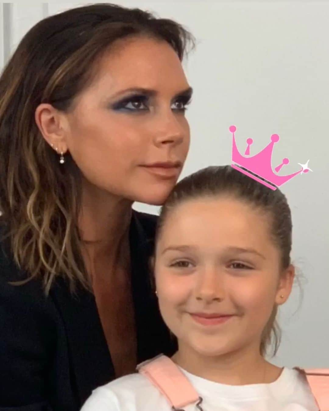 ヴィクトリアベッカムさんのインスタグラム写真 - (ヴィクトリアベッカムInstagram)「Today I had a little guest on set! Shooting #VictoriaBeckhamBeauty with mummy 💕kisses Harper Seven x #VBbeauty #HarperSeven」7月9日 1時26分 - victoriabeckham