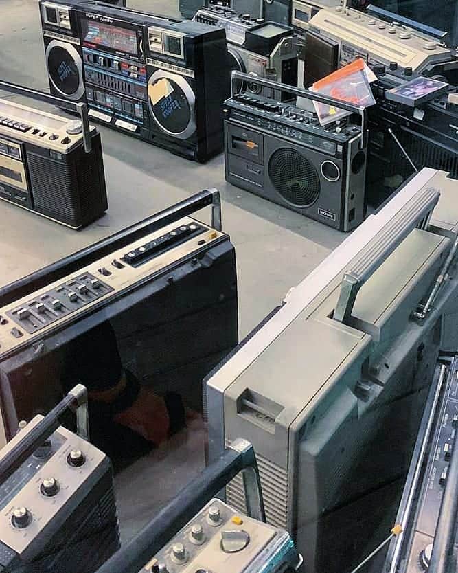 倉岡晋也のインスタグラム：「Give ✓ So much things with any music Emotions energy chilling whatever... I totally forgot this thing. When I was young listened and dug music, even while in school class... Bcz gave too much  information now in mobile human life.  Anyway super sick @changchuibkk in Bangkok いつから忘れてしまったのだろーか。。あの頃。 カセットテープでレンタルCDをダビングしミックステープ作って、カセットケースをカスタムして持ち歩いて。。 洋楽の歌詞調べて。 ショックウェーブなるウォークマンでテープ伸びるまで聴きまくって、いかなる、時も音楽に貪欲だったなー。 いまは情報が多すぎるのかな。。 無音が心地良すぎて、、 やはりSNSデトックスが必要かもなどと。。 人に干渉しない、心地よい距離感 自分でコントロール出来るようになるのが一番なんけどね。。。そして時折音楽に没頭したり。 ともかく、バンコクでも比較的新しいアートにフォーカスした、ここのナイトマーケットはオススメです！ #チャンチュイクリエイティブ」