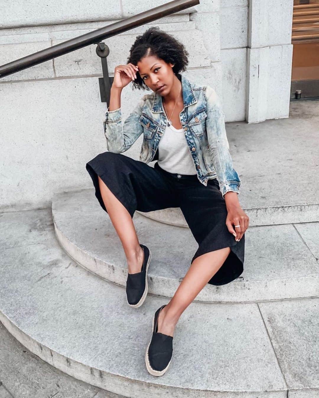 トムズシューズのインスタグラム：「“Let’s be impactful and accountable. Take action through every pair of TOMS & make your voice heard.” // 📷: @xojunexo #regram」