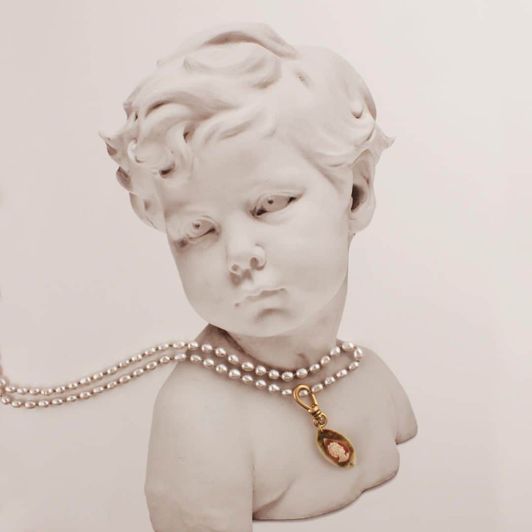 ルル フロストさんのインスタグラム写真 - (ルル フロストInstagram)「An instant classic. Our all new Petite Gray Baroque Pearl Necklace Base is hand-knotted on silk thread in our NYC studio. Beautiful on its own or layered with vintage charms for a one-of-a-kind look. #lulufrost」7月9日 7時04分 - lulufrost