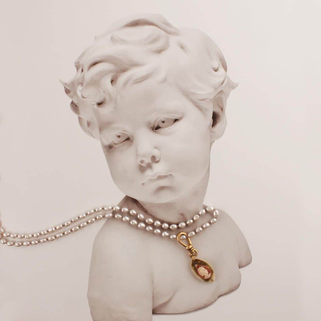のインスタグラム：「An instant classic. Our all new Petite Gray Baroque Pearl Necklace Base is hand-knotted on silk thread in our NYC studio. Beautiful on its own or layered with vintage charms for a one-of-a-kind look. #lulufrost」