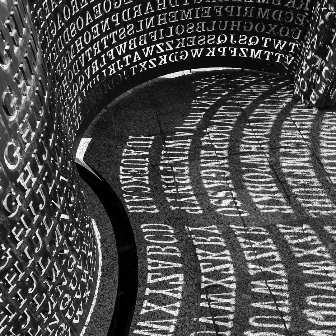 CIAさんのインスタグラム写真 - (CIAInstagram)「A hidden #message in a sculpture at CIA Headquarters has gone unsolved for 30 years—could you be the one to crack the #code? . . https://www.greatbigstory.com/stories/kryptos-puzzle. . . #art #sculpture #picoftheday #photography #blackandwhite #unsolved #mystery #typography #design #shadow #light #mondaymotivation」7月9日 7時04分 - cia