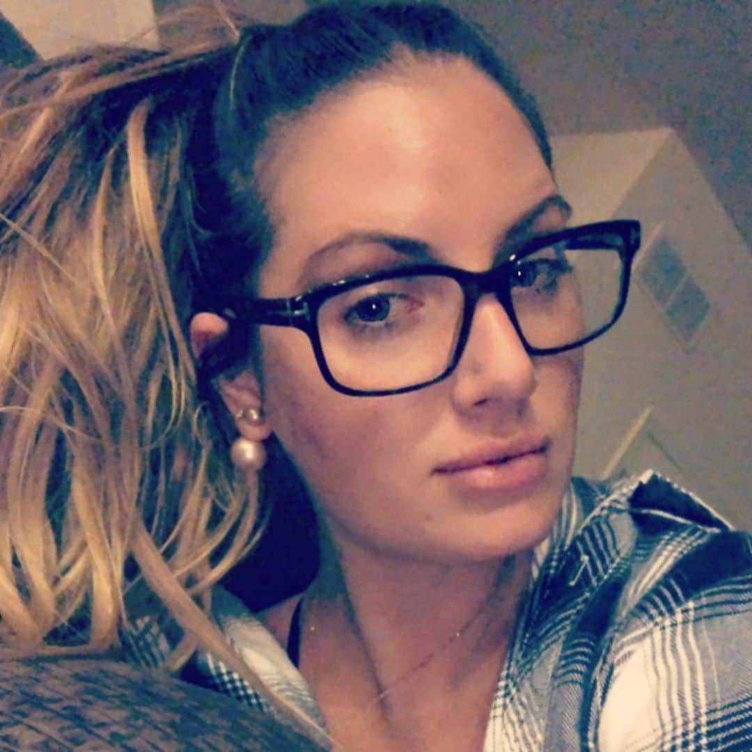 ティーガン・プレスリーのインスタグラム：「Resting on this #monday and watching movies The fam isn’t feeling well today.  What do you do on days that you don’t feel well?  #teaganpresley #monday #girlswithglasses #mondays」