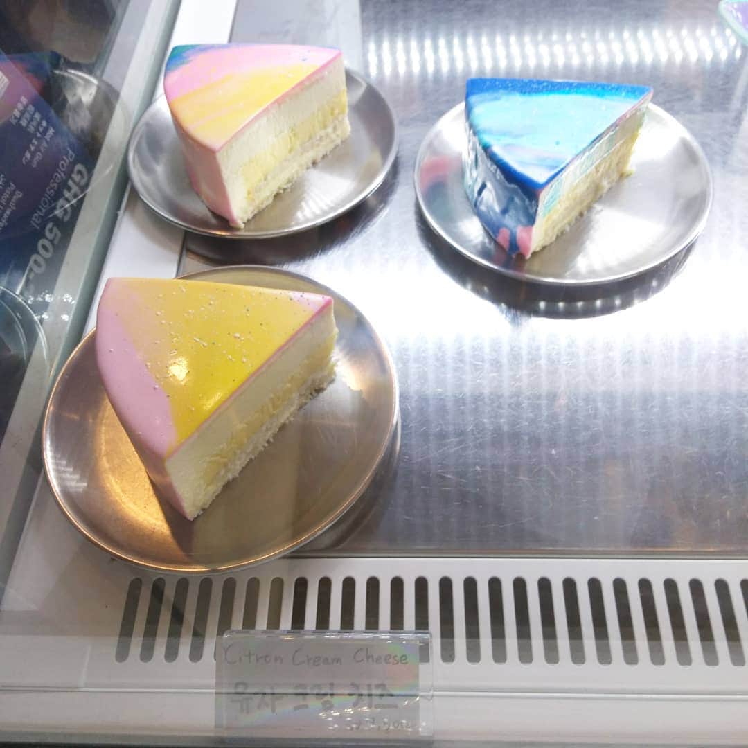早川愛さんのインスタグラム写真 - (早川愛Instagram)「おはよう♡ ・  気になっていた 宇宙ケーキとレモン茶♡♡♡ ・  お皿もテーブルもオーロラで 宇宙空間...♡♡♡ ケーキもおいしかった♡♡♡ ・  日本人はほぼいなくて、 現地の人ばかりだったよ。 ・ ・ ・  @tapeseoul #宇宙ケーキ #カフェテイプ #CAFETAPE #CAFE  #韓国 #韓国旅行  #韓国カフェ #カフェ巡り #韓国旅行2019」7月9日 7時01分 - megumegu_1006