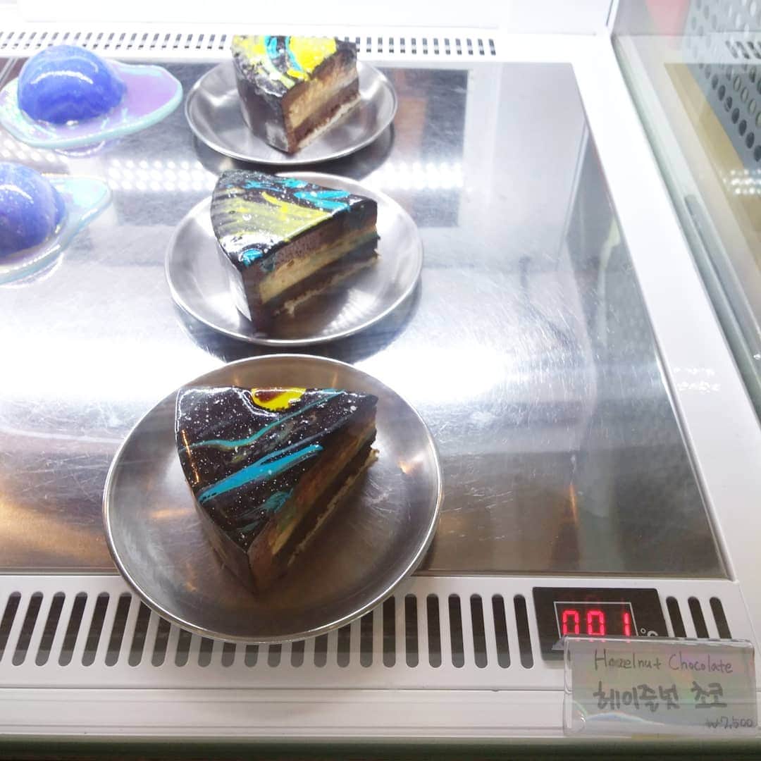 早川愛さんのインスタグラム写真 - (早川愛Instagram)「おはよう♡ ・  気になっていた 宇宙ケーキとレモン茶♡♡♡ ・  お皿もテーブルもオーロラで 宇宙空間...♡♡♡ ケーキもおいしかった♡♡♡ ・  日本人はほぼいなくて、 現地の人ばかりだったよ。 ・ ・ ・  @tapeseoul #宇宙ケーキ #カフェテイプ #CAFETAPE #CAFE  #韓国 #韓国旅行  #韓国カフェ #カフェ巡り #韓国旅行2019」7月9日 7時01分 - megumegu_1006