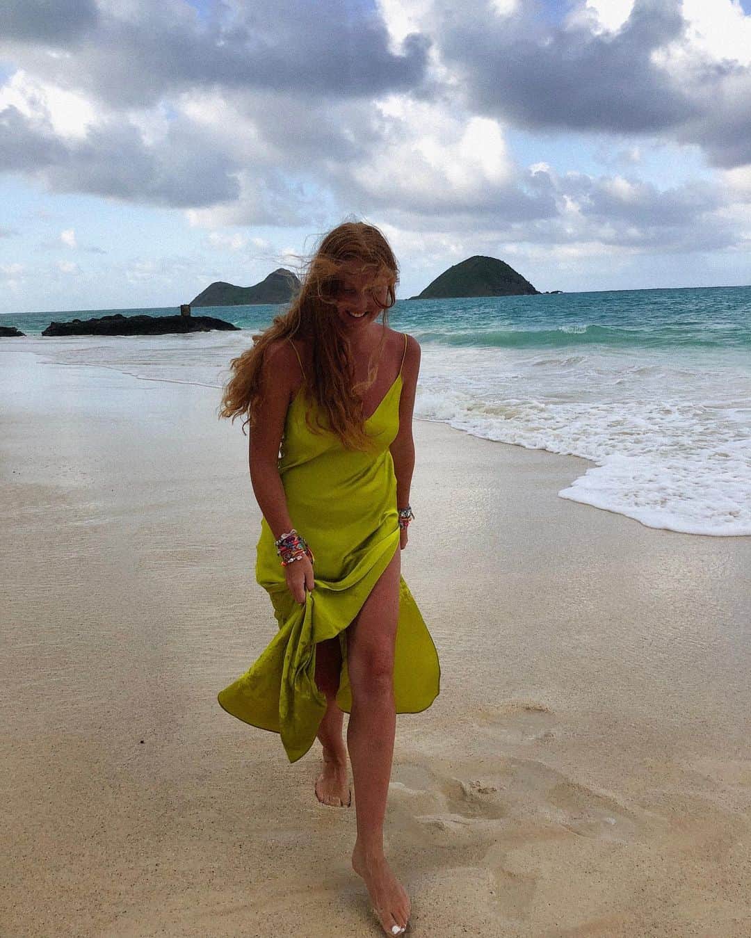 ダニジョーのインスタグラム：「We like long walks on the beach... 🌊☀️🌴 tap to shop the NEW Lime slip #dannijogirls」