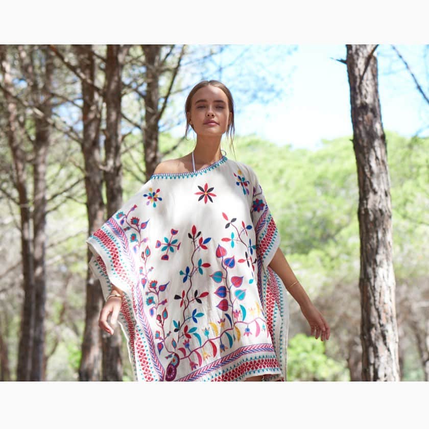 スターメラのインスタグラム：「Beach dresses, cotton kaftans, easy jumpsuits, tote bags, throw-on jackets, pretty camisoles and sandals come embellished with beadwork and print, as well as artisanal embroidery techniques such as Aari, Chikankari, Kantha, Shisha and Banjara. #starmelauk#embroidery #kaftan . . . . . . #summersale#coolestkaftan#beachware#embroidery #fashion #wednesday#fun#sale#london#paris#」