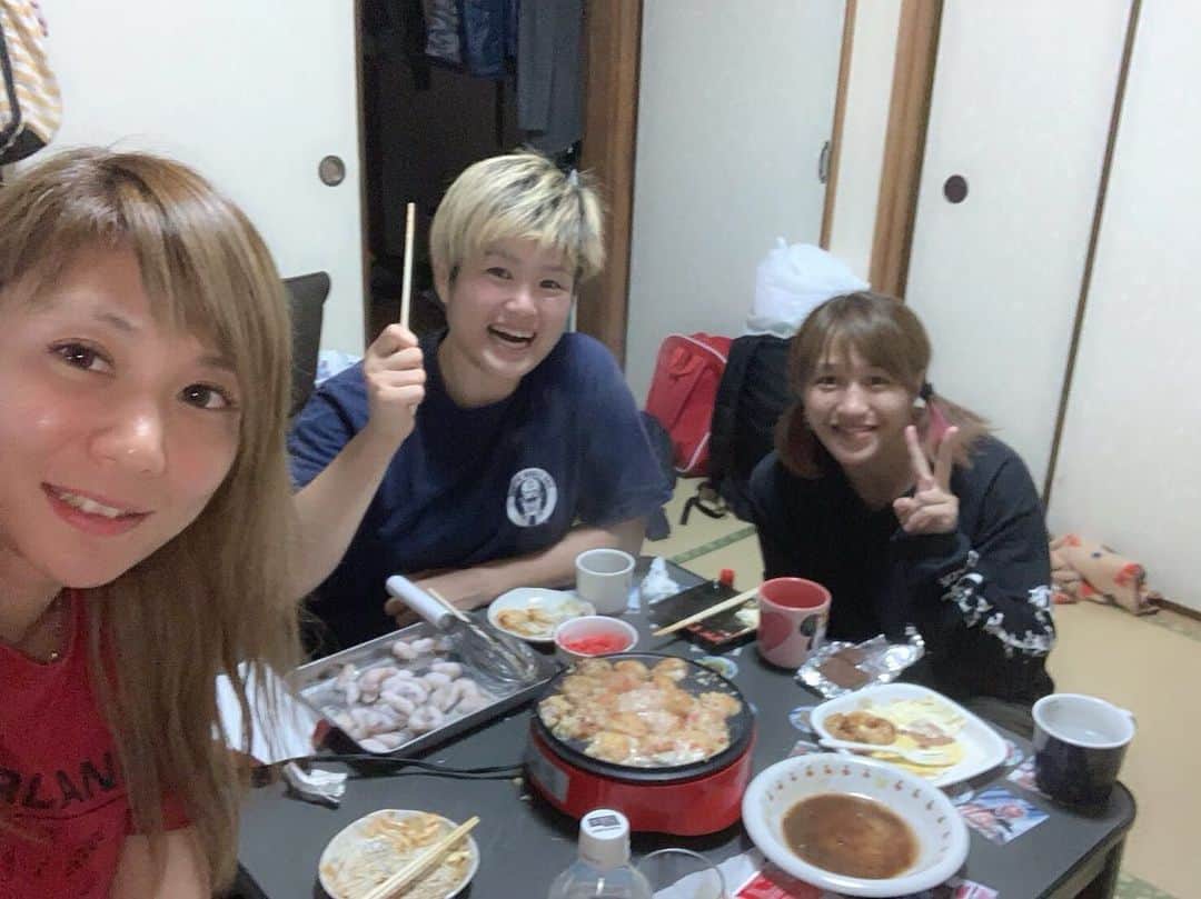 のインスタグラム：「delicious💛  タコパー😎東さんたこ焼きめちゃ作るの上手い！！✨ めっちゃ楽しかった😊二人ともありがとー💛  #trio #dinner #food #takoyaki #delicious #good #home #enjoy #friends #love #octopus #eat #たこ焼き #たこ焼きパーティー #三人組 #楽しい #友達 #仲間 #好き #タコ #夕飯 #いっぱい #食べた #お腹 #いっぱい」