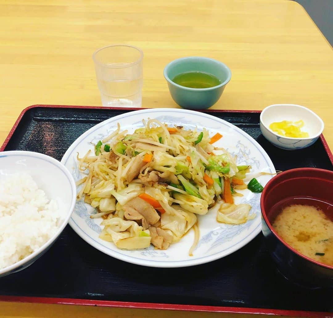 久保ミツロウのインスタグラム：「昨日は鍼を、今日は歯の麻酔と採血で刺されまくる💉病院では採血後いつも野菜炒め定食ご飯ハーフ。安心の醤油味で美味しい。結果良好〜。 帰りにプロテインシェイカー探し。晩御飯も外で食べる。私も使ってるラギオールのナイフ、目印の虫がいない。剥がれた跡がある。いずこへ…。」