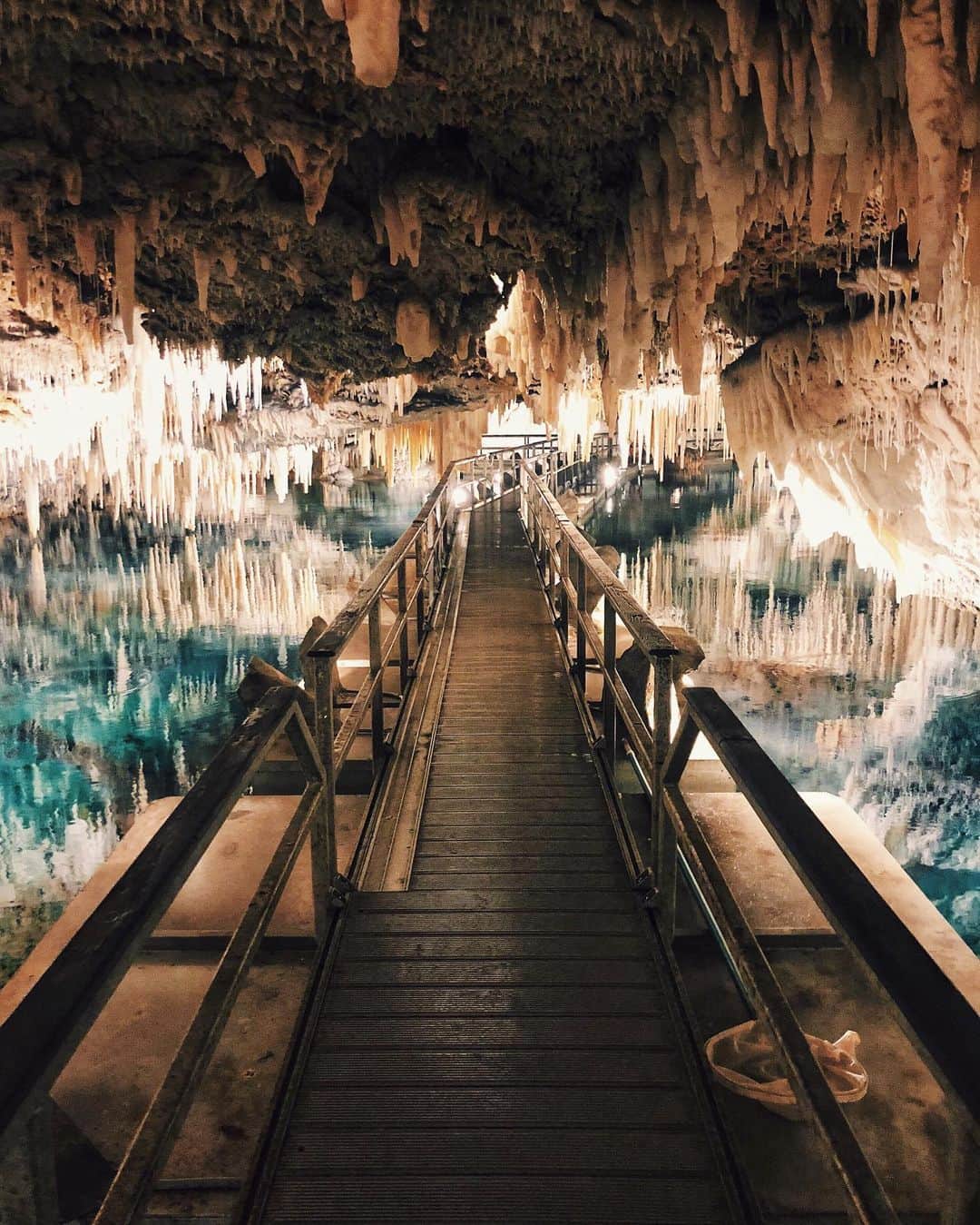 Discoveryさんのインスタグラム写真 - (DiscoveryInstagram)「“Enter the Underworld: Views from Bermuda’s Crystal Caves.” 📸 + caption by Manuel Calle (@TheDigitalVisual) . . . . #photography #photooftheday #explore #naturephotography #nature #potd #travelIG #wow #natureIG #caves #Bermuda #CrystalCaves #explore #travel #travelgram」7月9日 1時35分 - discovery