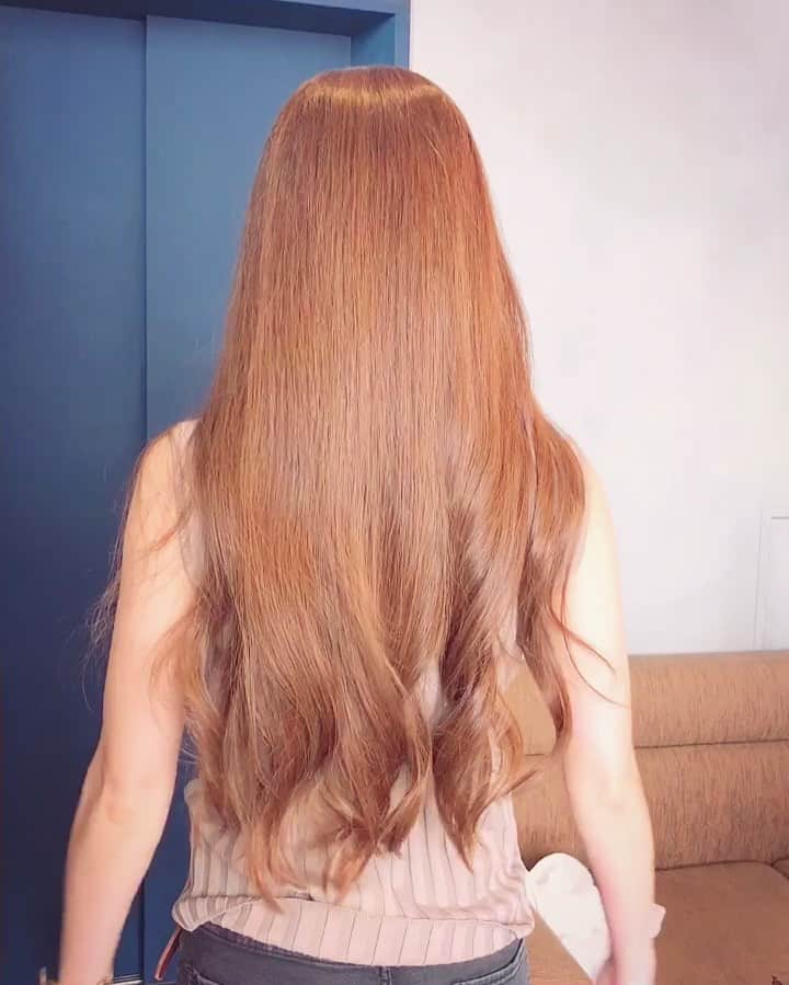 のインスタグラム：「週末メンテ☆ しばらく時間がなく💦おサボりしてたら ゴワゴワ&ひっかかりで大変なことになり…  久々のメンテナンスで 効果を改めて実感することができた #髪質改善カラー  @lyon_hair  しっかりトリートメント効果を浸透させるために カラーは控えめにして、集中ケアコース☆  サラサラしっとりが復活しました！  #hair #haircolor #hairstyle #hairtreatment #instagood #beauty #haircare #movie #longhair #model #髪質改善 #カラー #トリートメント #ロングヘア #梅雨時期 #お悩み解決 #神宮前 #ヘアサロン #毛量多め #お任せカラー #復活 #継続が大事」