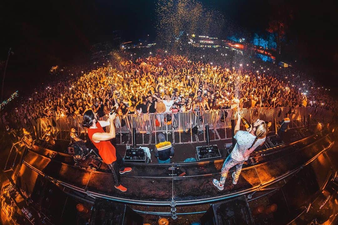 Dimitri Vegas & Like Mikeさんのインスタグラム写真 - (Dimitri Vegas & Like MikeInstagram)「A little rain couldn’t stop us from smashing the house with you Serbia! What an insane night 💥」7月9日 1時39分 - dimitrivegasandlikemike