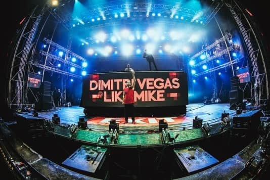Dimitri Vegas & Like Mikeさんのインスタグラム写真 - (Dimitri Vegas & Like MikeInstagram)「A little rain couldn’t stop us from smashing the house with you Serbia! What an insane night 💥」7月9日 1時39分 - dimitrivegasandlikemike