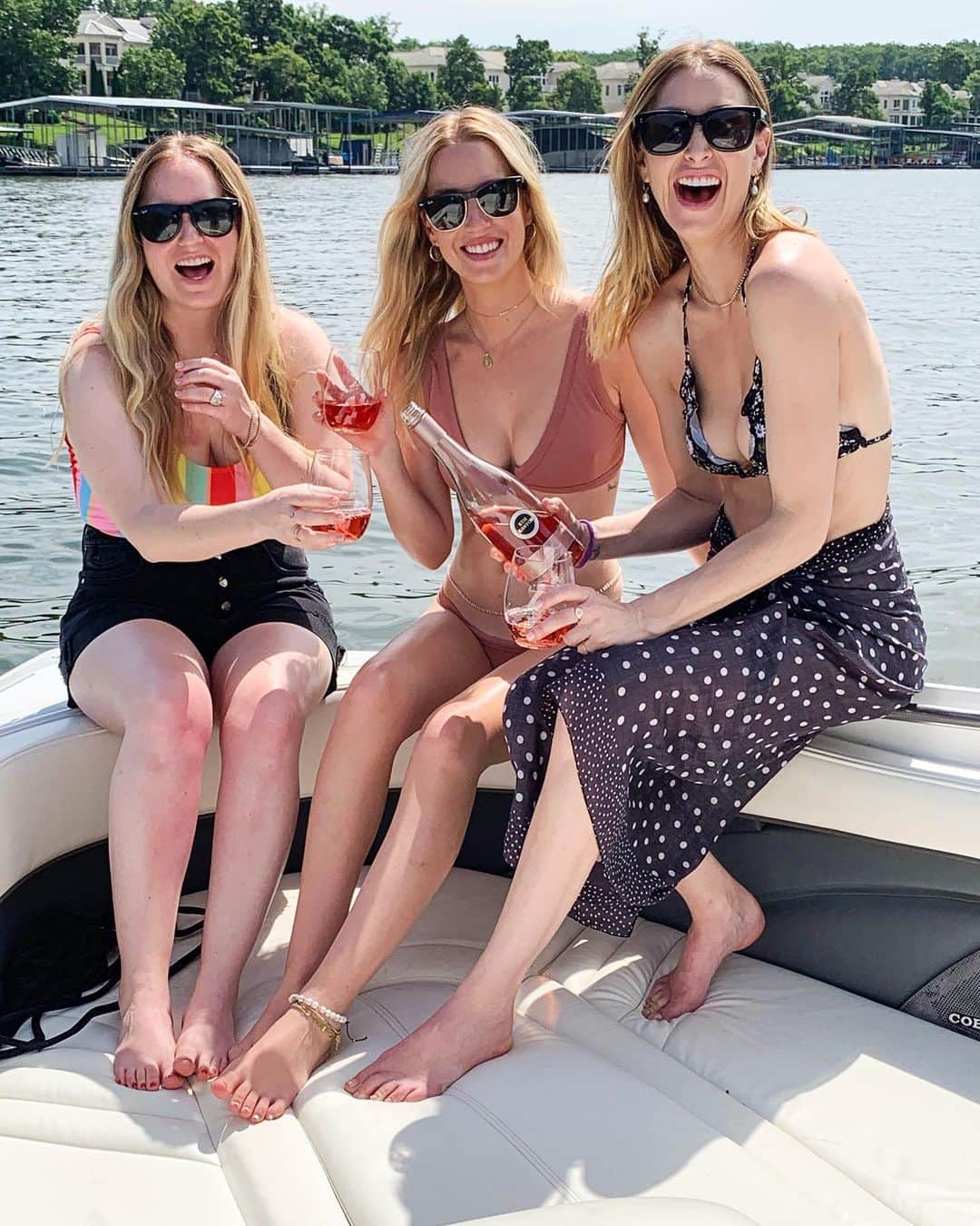 ホイットニー・ポートさんのインスタグラム写真 - (ホイットニー・ポートInstagram)「Still going strong with @kimcrawfordwine post 4th of July! Loved kimming with these cuties @paigemport @jadeportrobbins #KimWithUs #KimCrawfordPartner #For21+」7月9日 1時42分 - whitneyeveport