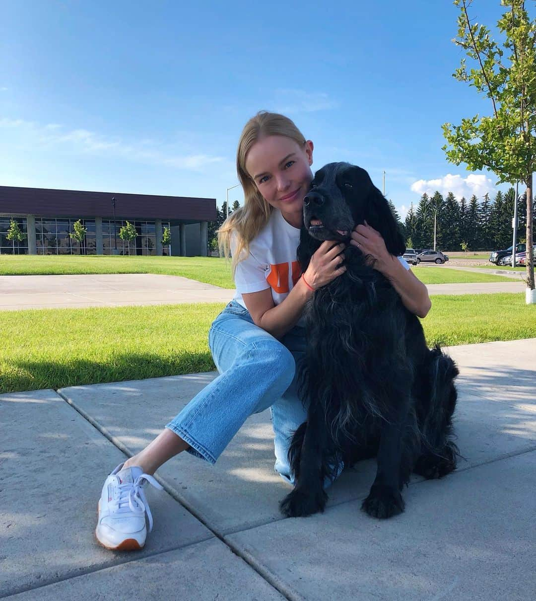 ケイト・ボスワースさんのインスタグラム写真 - (ケイト・ボスワースInstagram)「First day of school w/ our MIA mascot 🐕❤️🥰 #HappygoesMIA」7月9日 1時43分 - katebosworth